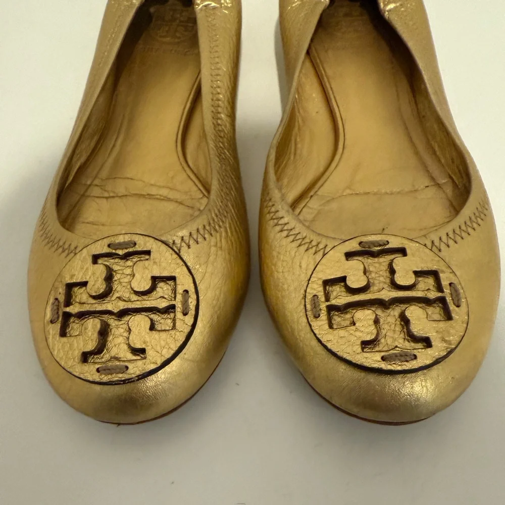 Tory Burch Reva Gold Metallic Ballet Flats Grained Leather Logo Size 7 Y2K